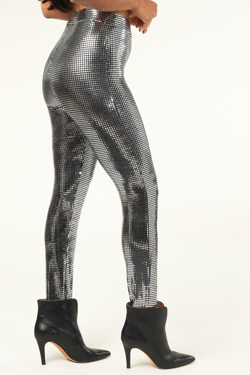Forever 21 Coated Metallic Leggings | Winter fashion outfits casual,  Outfits with leggings, Metallic leggings